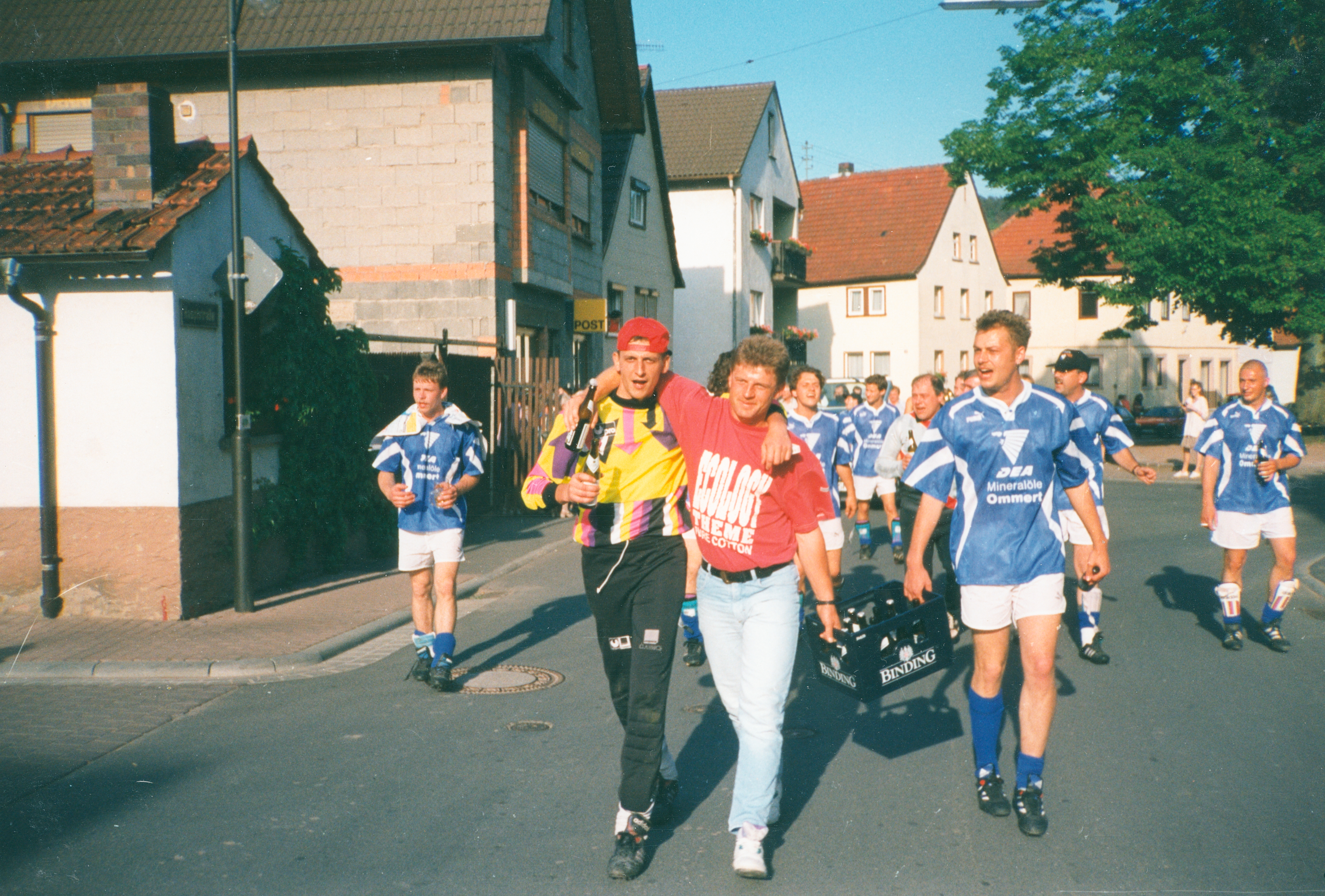 Die Fußballer des TVM feiern den Aufstieg am 28.5.1995